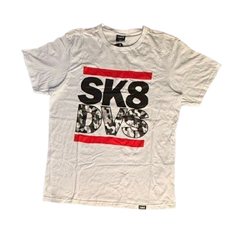 Camiseta Masculina DVS SK8 Street Vibes – Branca